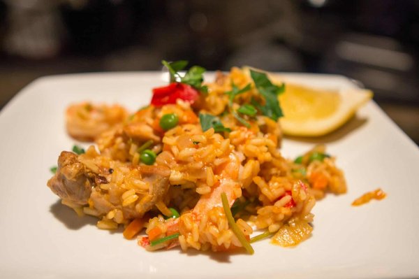 ¿Cuál es la receta tradicional de la paella española?