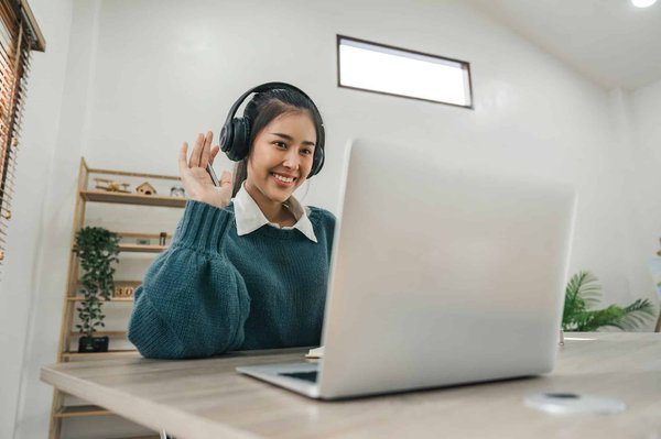 ¿Cómo evitar que mi perro salte sobre los invitados?