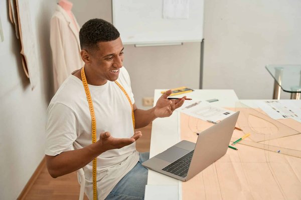 ¿Cómo organizar un rincón de taller creativo en un pequeño apartamento sin abarrotar el espacio?